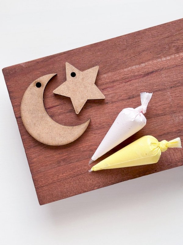 ميداليات خشبية