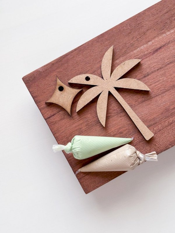 ميداليات خشبية