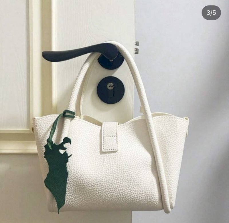 Bahrain map keychain