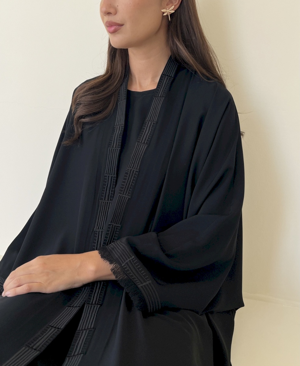 Black geometric crepe set