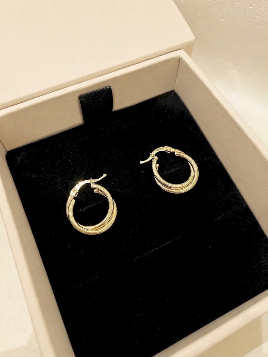 18K YELLOW GOLD DOUBLE LINED HOOP EARRINGS
