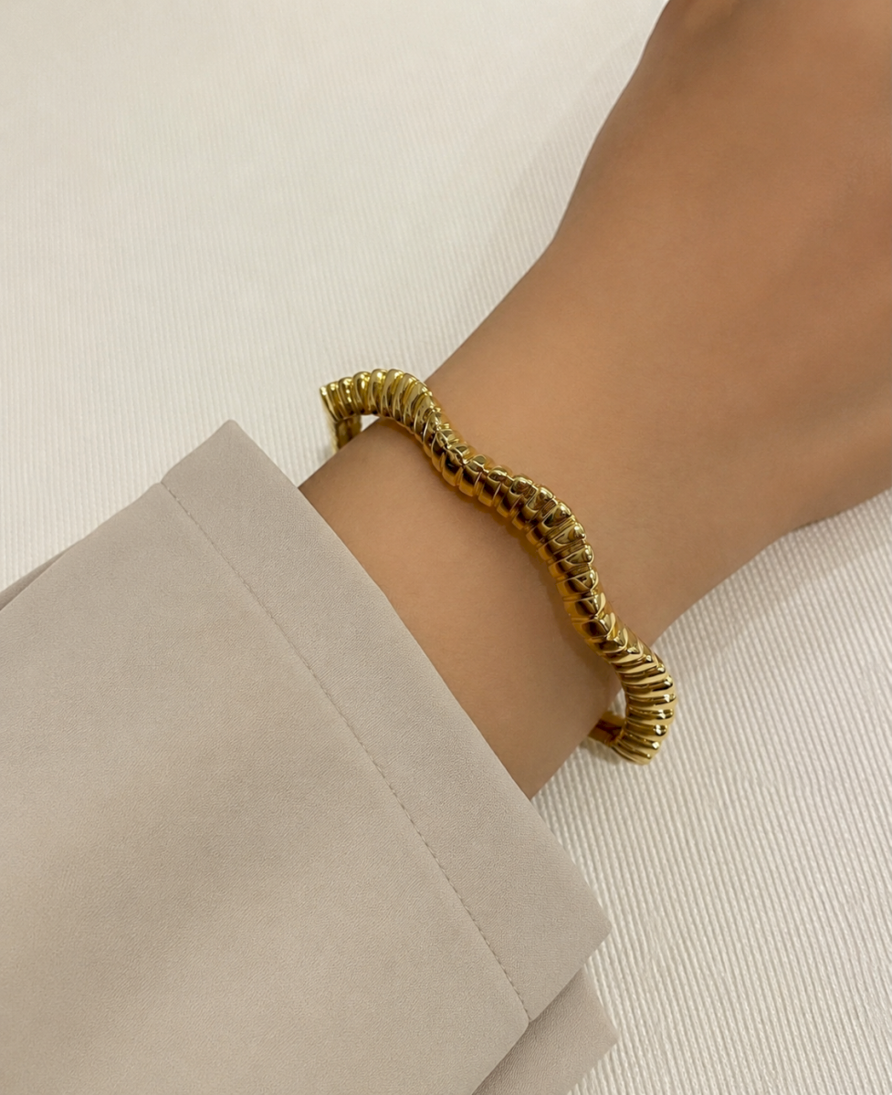 18K YELLOW GOLD MODERN WAVE BANGLE