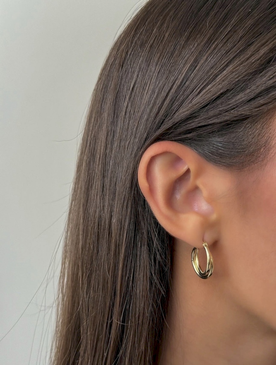 18K YELLOW GOLD DOUBLE LINED HOOP EARRINGS