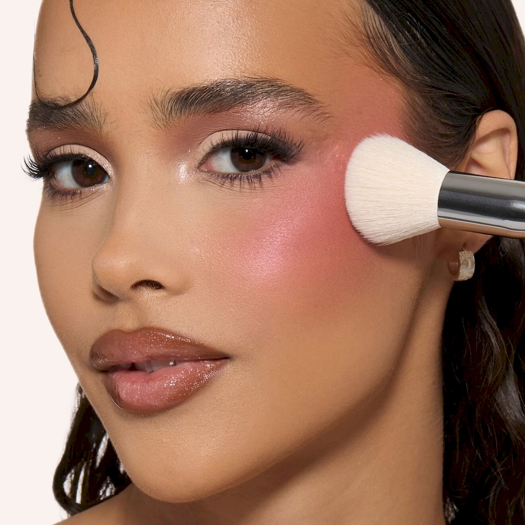 Huda beauty diffusing cheek brush