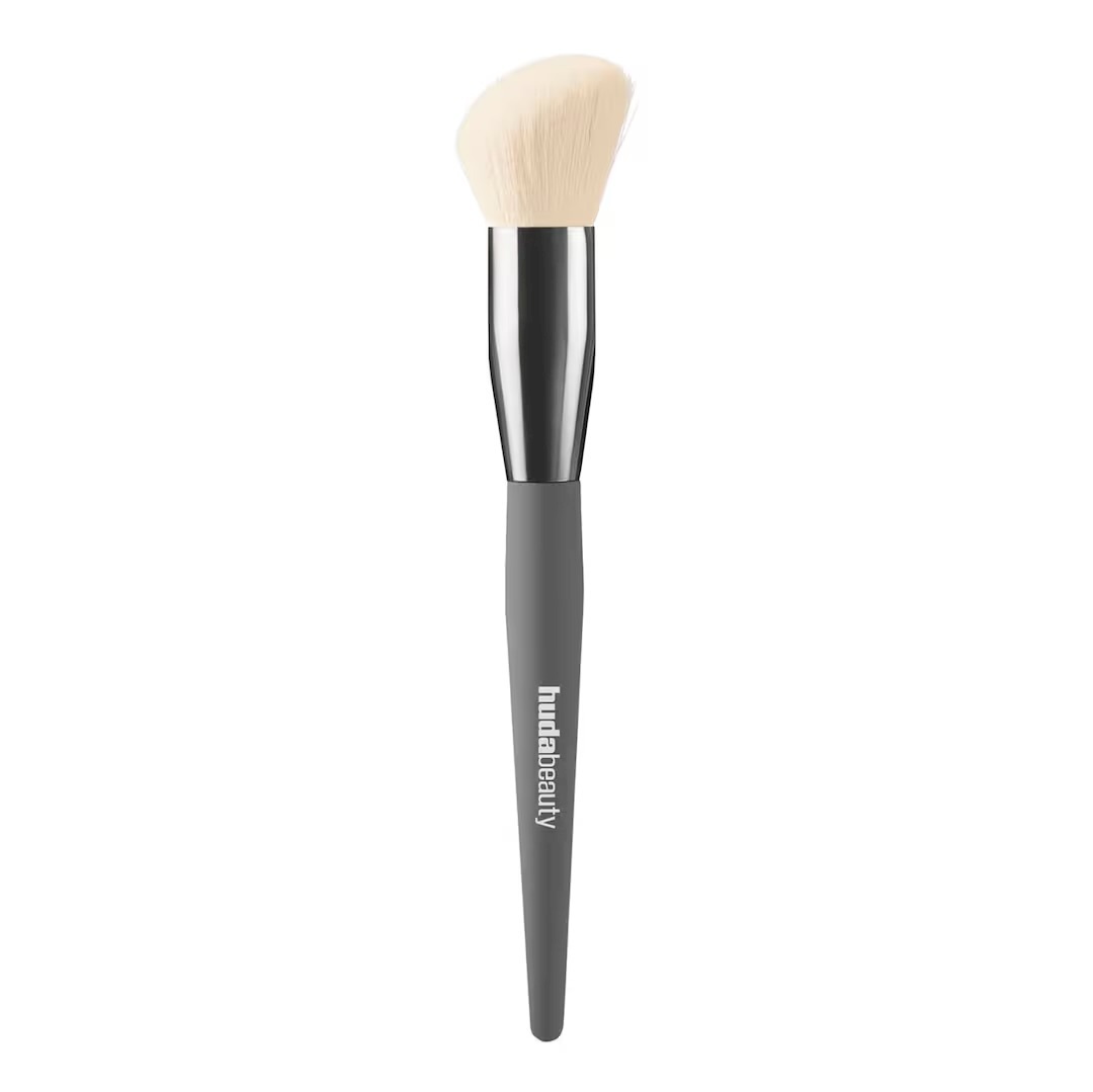 Huda beauty diffusing cheek brush