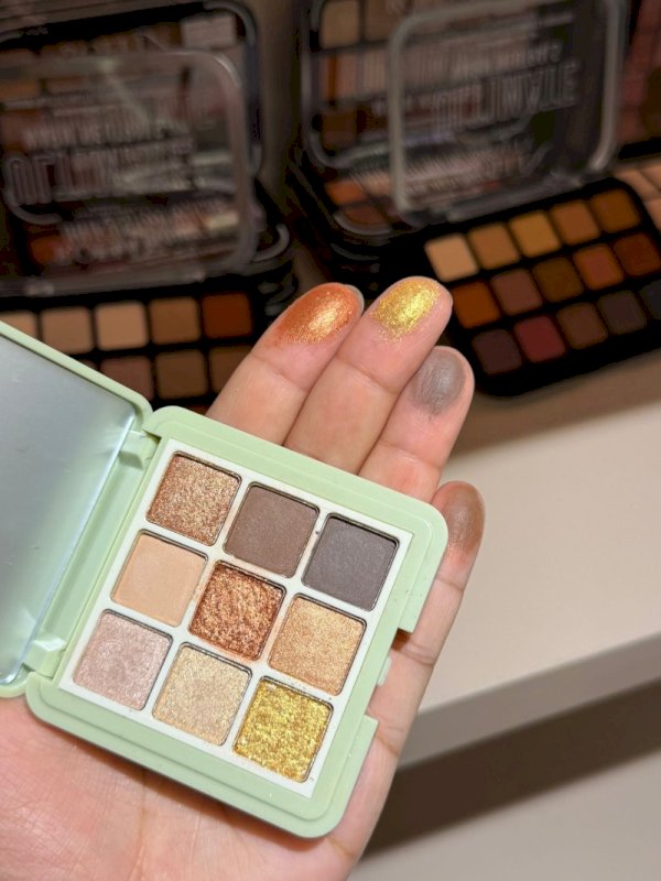 RealBeauty mini eyeshadow palette